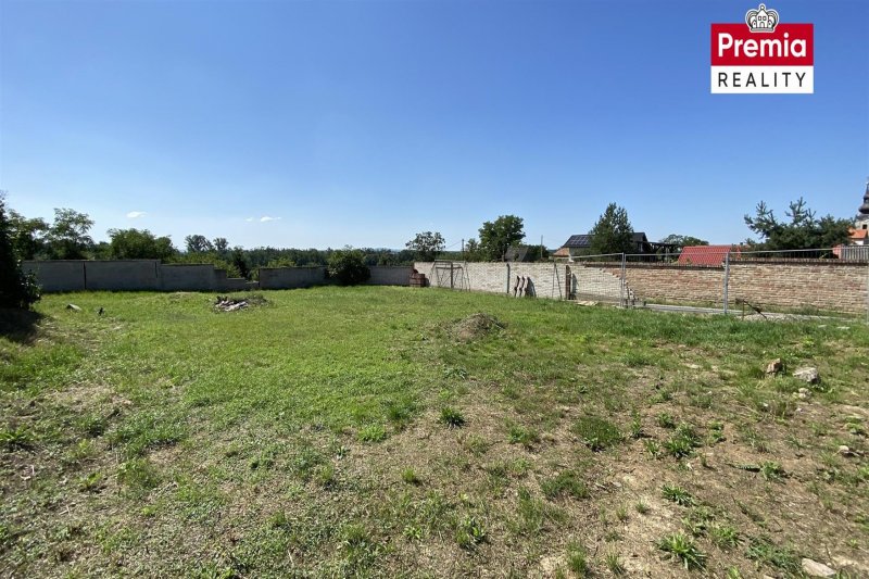 Stavební pozemek se sklepem na prodej